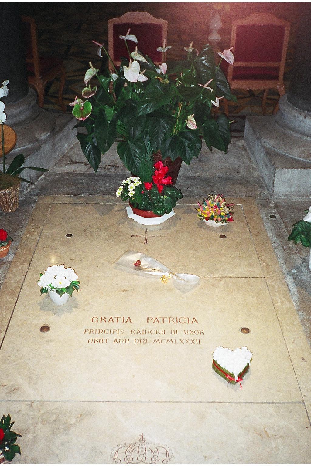 princessgracekellygrave.jpg